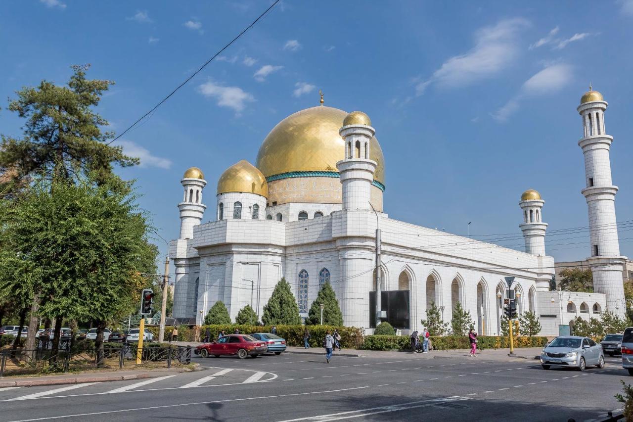 Стильная Квартира В Золотом Квадрате Алма Ата Екстериор снимка